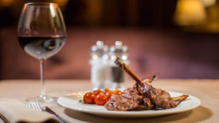 Εστιατόριο προσφέρει δωρεάν κρασί σε όσους θαμώνες δεν ακουμπήσουν το κινητό τους!