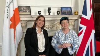 Βρετανία: Κρέμασαν ανάποδα τη σημαία της Κύπρου στο υπουργείο Επικρατείας