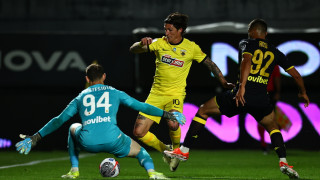 Ο Χουτεσιώτης κατέβασε ρολά όμως η ΑΕΚ πέρασε από το «Βικελίδης»