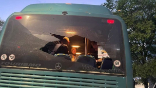 Λεωφορείο φίλων της Μπριζ έπεσε πάνω σε στύλο - Προκλήθηκαν υλικές ζημιές