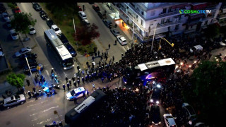 Περικυκλωμένο από εκατοντάδες κόσμο το πούλμαν του ΠΑΟΚ πριν τον επαναληπτικό με Κλαμπ Μπριζ
