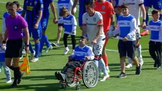 Λαμία - ΠΑΟΚ: Ο μικρός Γιάννης στον αγωνιστικό χώρο με τον Σβαμπ