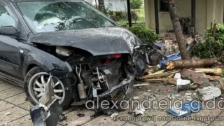 Βέροια: «Τρελή» πορεία αυτοκινήτου- Κατέληξε σε περίφραξη μονοκατοικίας