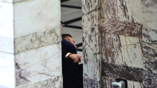 Ξύλο στη Βουλή: Πρώην βουλευτής των Σπαρτιατών έριξε μπουνιά στον βουλευτή της Ελληνικής Λύσης Βασίλη Γραμμένο