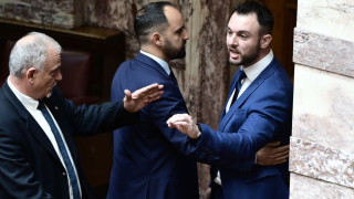 Ξύλο στη Βουλή με πρωταγωνιστές Φλώρο-Γραμμένο: «Βούλωσε το σκουπίδι-Γ@@@ τη μάνα σου»