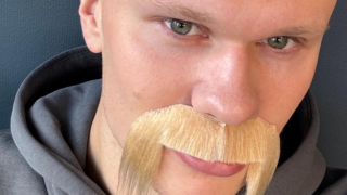 Ο Χάαλαντ «πλασάρει» ένα ιδιαίτερο λουκ με μουστάκι (pic)