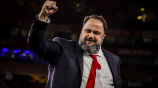 Ο Μαρινάκης «πάτησε χορτάρι» και αποθεώθηκε- Τα πανηγύρια με τους οπαδούς στο Βίλα Παρκ