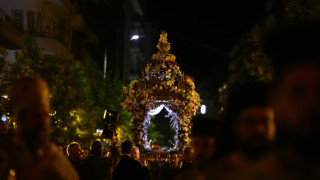 Θεσσαλονίκη: Χιλιάδες πιστοί στη συνάντηση των πέντε επιταφίων στην Πλατεία Αριστοτέλους