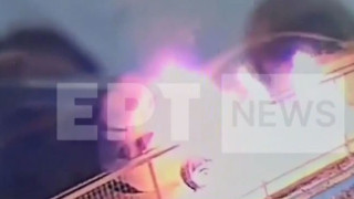 Θεσσαλονίκη: Η στιγμή που εμπρηστής βάζει φωτιά σε αυτοκίνητο!