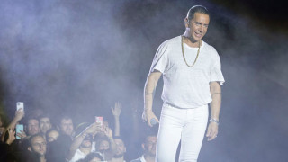 Ατύχημα για Μαζωνάκη: Πανέρι με λουλούδια τον «βρήκε» σε ευαίσθητο σημείο