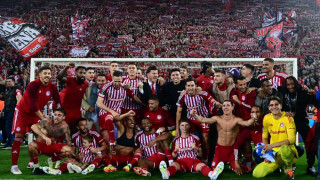 Πανηγυρισμοί στο «Γ. Καραϊσκάκης» για την πρόκριση του Ολυμπιακού στον τελικό (vids)