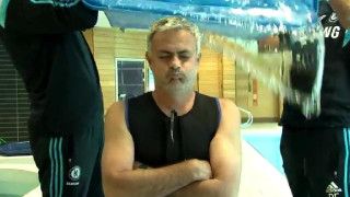 Μπουγελώθηκε και ο Μουρίνιο (video)