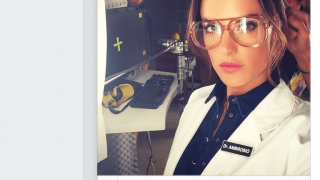 Ακόμη πιο όμορφη σαν επιστήμονας! (pic)