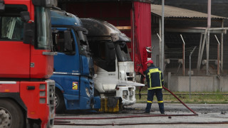 Θεσσαλονίκη: Μεγάλη η φωτιά στο λιμάνι, κάηκαν 4 φορτηγά