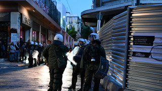 Εξάρχεια: Επιθέσεις με μολότοφ σε διμοιρία των ΜΑΤ