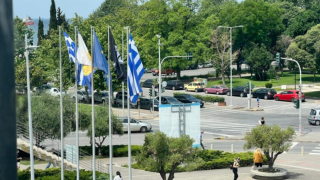 ΠΑΟΚτσήδικη «θέα» από το δημαρχείο Θεσσαλονίκης με ασπρόμαυρη σημαία