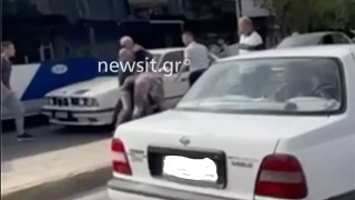 Αιγάλεω: Τράκαραν, ξυλοκόπησαν και... παρέσυραν 43χρονο ενώ διέφευγαν (vid)