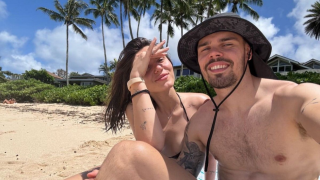 Απολαμβάνουν τον ήλιο της... Χαβάη ο Κοτάρσκι και η κούκλα σύζυγός του