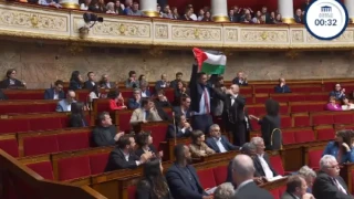 Γαλλία-Χαμός στη Βουλή: Βουλευτής σήκωσε τη σημαία της Παλαιστίνης