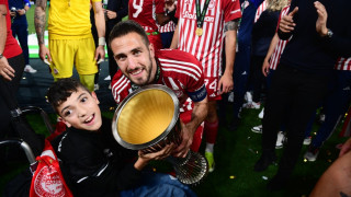 ΣΥΓΚΛΟΝΙΣΤΙΚΗ ΣΤΙΓΜΗ! Ο μικρός Γιαννάκης με το τρόπαιο του Conference League!