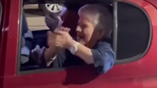 Έγινε viral η ηλικιωμένη… «Γεια σου γιαγιά, γιαγιά κι η κούπα Πειραιά»!