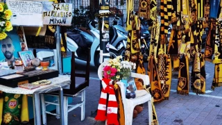 Μιχάλης Κατσούρης: Οπαδοί του Ολυμπιακού άφησαν στεφάνι στο σημείο που δολοφονήθηκε