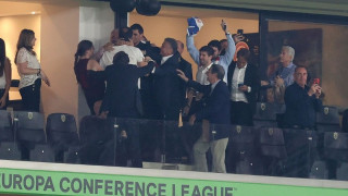 Τρομεροί πανηγυρισμοί στη σουίτα του Βαγγέλη Μαρινάκη τη στιγμή που ο Ολυμπιακός κατέκτησε το Conference League