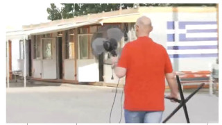 Θεσσαλονίκη: Γονείς έφεραν ανεμιστήρες για να δώσουν τα παιδιά τους Πανελλήνιες