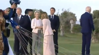 «Χαμένος» ο Μπάιντεν στη σύνοδο της G7 - Τον πήρε από το χέρι η Μελόνι (vid)