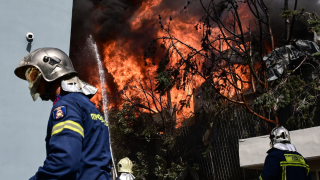 Ολονύχτια «μάχη» με τις φλόγες στη Κοζάνη- Υπεράνθρωπες προσπάθειες να μην φτάσει σε σπίτια