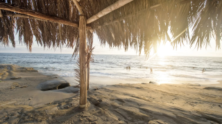 Πολύγυρος: Τελεσίγραφο από τον δήμο για τις μόνιμες ομπρέλες και ξαπλώστρες