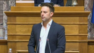 Στέφανος Κασσελάκης: Το... ατύχημα με το νερό στη Βουλή και τα γέλια Φάμελλου (vid)