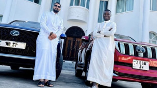 Σαμάτα: Απολαμβάνει τις διακοπές του φορώντας κελεμπία και παντόφλες (pic)