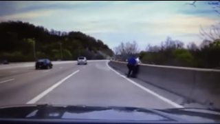 Αστυνομικός σταμάτησε άνδρα λίγο πριν «βουτήξει» από γέφυρα (video)