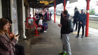 Ένας Έλληνας συναντά την αποστολή της Μάντσεστερ στο σταθμό των τρένων