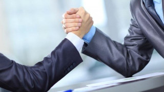 Παραμένει ανεξίτηλη η            αύρα της διαφθοράς