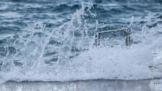 Ρωσία: Η στιγμή που «λυσσασμένα» κύματα «καταπίνουν» 20χρονη
