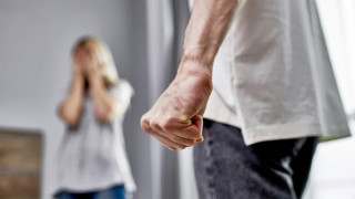 Με κατάγματα στο πρόσωπο νοσηλεύεται η γυναίκα που ξυλοκοπήθηκε από δημοσιογράφο της ΕΡΤ