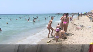 Τριήμερο Αγίου Πνεύματος: Το αδιαχώρητο στις παραλίες της Χαλκιδικής (vid)