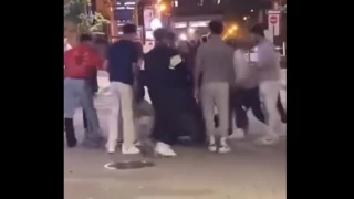 Βίντεο-σοκ: Ομοφοβική επίθεση σε ζευγάρι γυναικών - Τις ξυλοκόπησαν βάναυσα