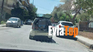 Χαλκίδα: Παιδί κάθεται σε ανοιχτό πορτ μπαγκάζ αυτοκινήτου που κινείται