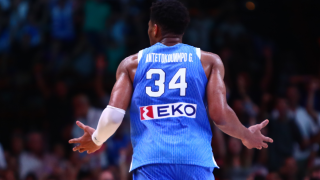 Γιάννης Αντετοκούνμπο: Πότε παρέλασε ξανά στο παρελθόν ως σημαιοφόρος (pic)