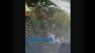 Σκιάθος: Ασθενοφόρο παρέσυρε γυναίκες την ώρα που κοιτούσαν... βιτρίνες!