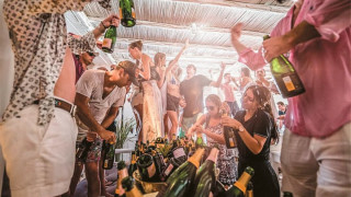 Πασίγνωστος Αμερικανός ηθοποιός άφησε φιλοδώρημα 37.000 ευρώ στη Μύκονο (vid)