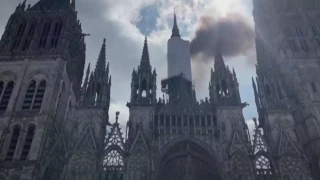 Γαλλία: Φωτιά στον ιστορικό καθεδρικό ναό της πόλης Ρουέν