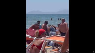 Το «έλα να δεις» με μαλλιοτράβηγμα σε παραλία για μια... ξαπλώστρα!