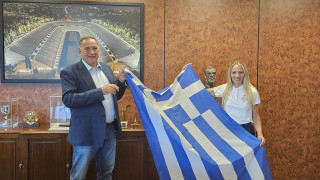 Ολυμπιακοί Αγώνες 2024: Η Ντρισμπιώτη παρέλαβε την Ελληνική Σημαία από τον Πρόεδρο της ΕΟΕ