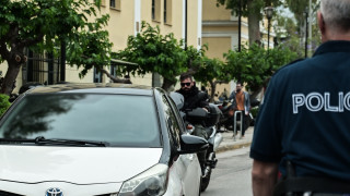 Πετρούπολη: «Πλακώθηκαν» έξω από κτίριο που θα γίνει δομή ασυνόδευτων ανηλίκων