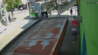 Βραζιλία: Φριχτός θάνατος για 17χρονο-Έκλεψε κινητό και παρασύρθηκε από λεωφορείο