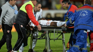 Στιγμές αγωνίας για τον Πατρίκ Εκένγκ, που κατέρρευσε στο γήπεδο (vid)